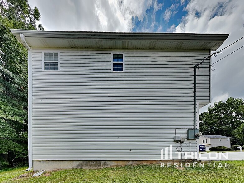 Building Photo - 372 River Trace Dr