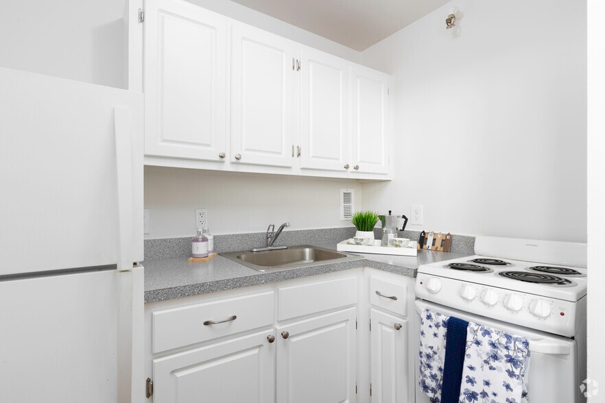 Studio, 1BA - 374SF - Kitchen - Hillcrest Hampton House