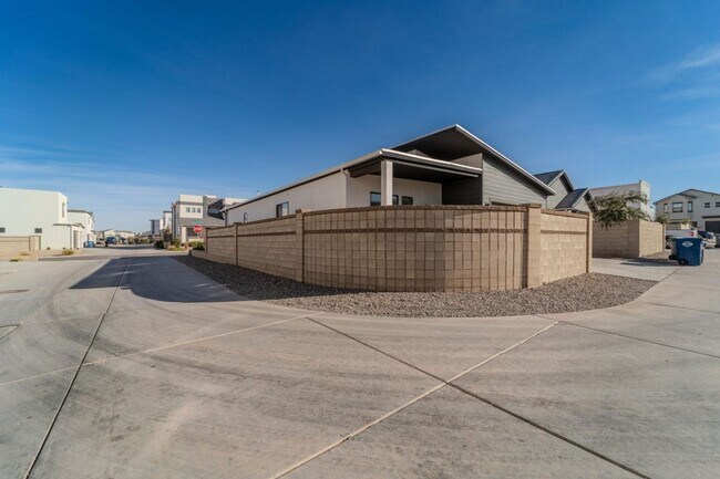 Building Photo - Beautiful 3 bed 2 bath Desert Color Home! ...