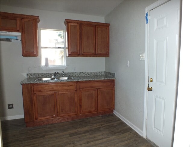 Building Photo - 1706 Wipprecht St