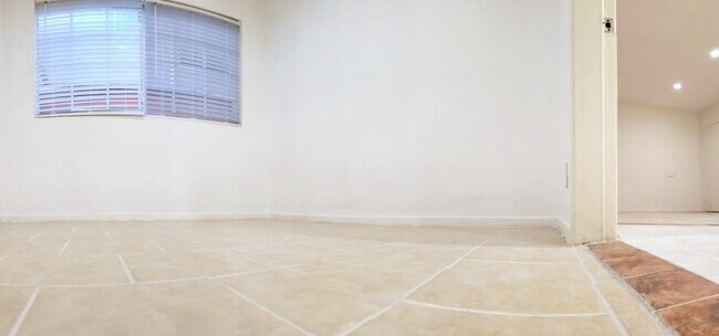 Building Photo - 3 bedroom in Van Nuys CA 91406
