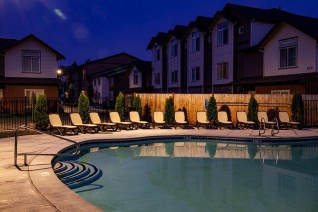 Building Photo - 2 bedroom 1 Bath top floor!  Move in 5/17/...