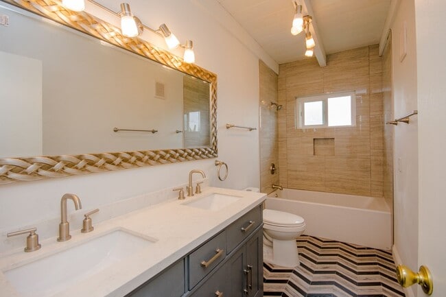 Building Photo - Amazing 2 Bedroom Only a Block from the Be...