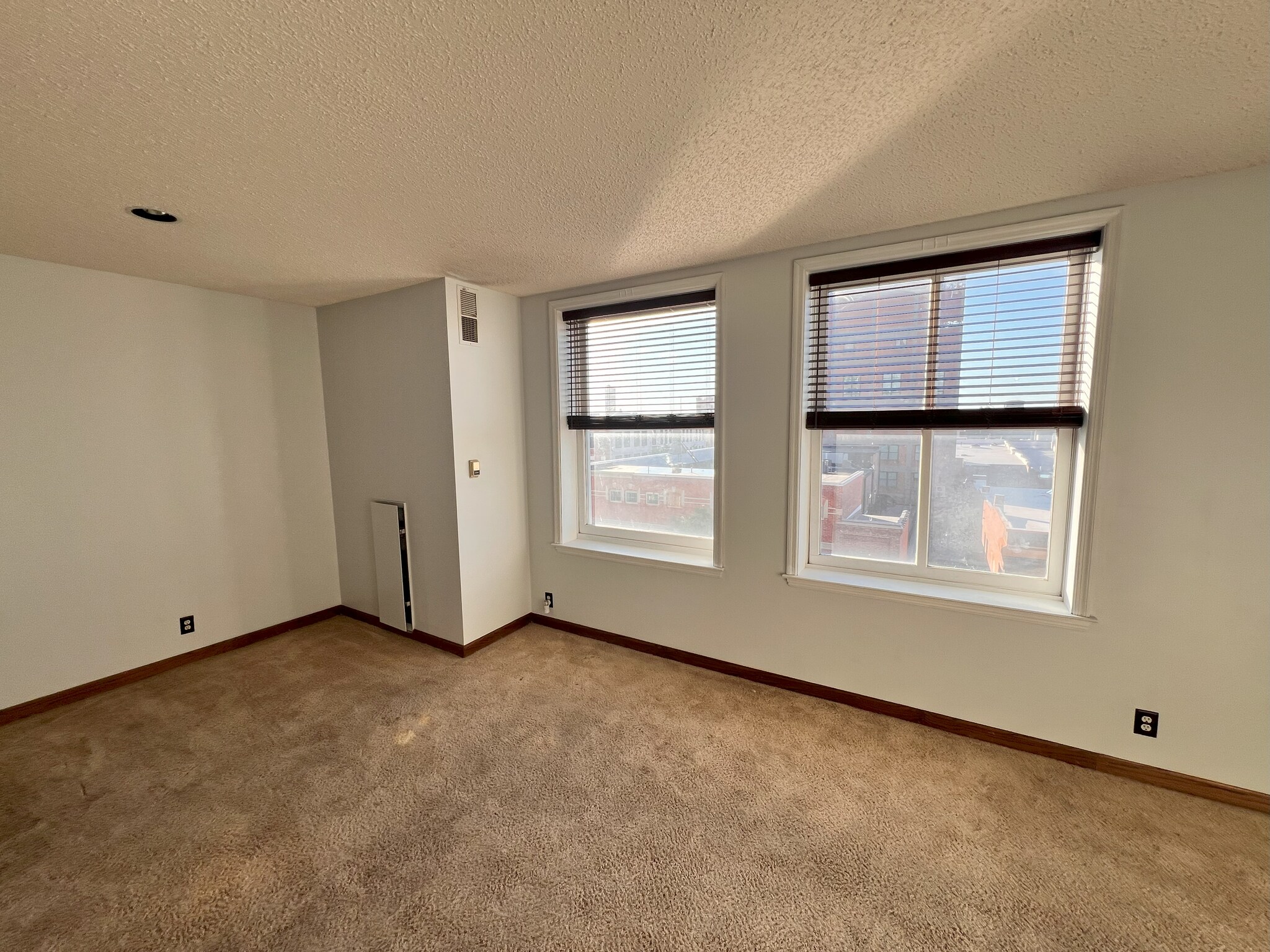 Building Photo - 123 N Locust St