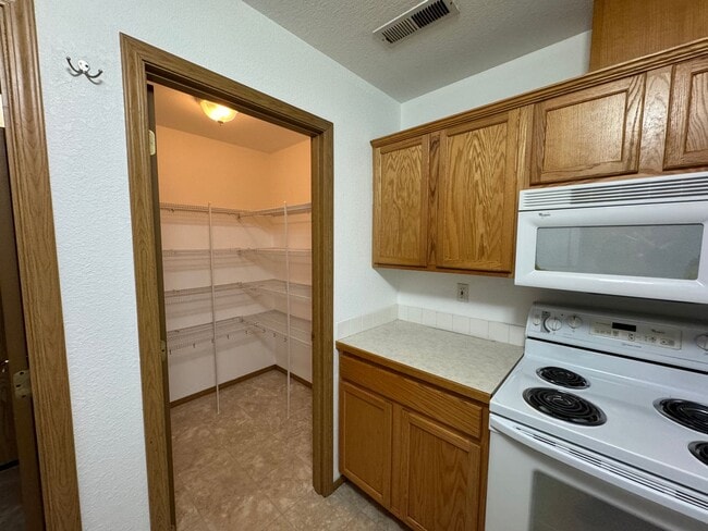 Building Photo - 2 bedroom 2 bathroom Roseburg Duplex