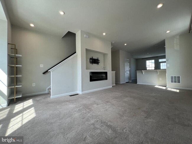 Building Photo - 526 River Crest Way