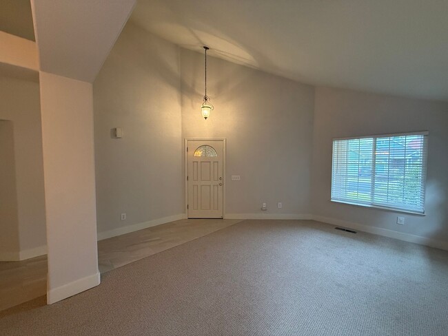 Building Photo - Large Single Level 4 Bedroom 2 Bathroom Home located in Northeast Rohnert Park