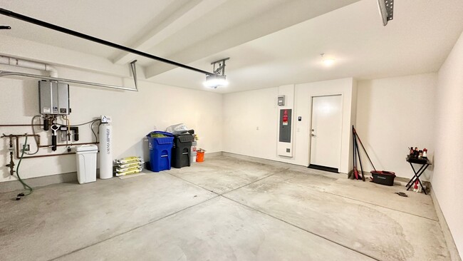Building Photo - Beautiful, Newer Construction Home in Desi...