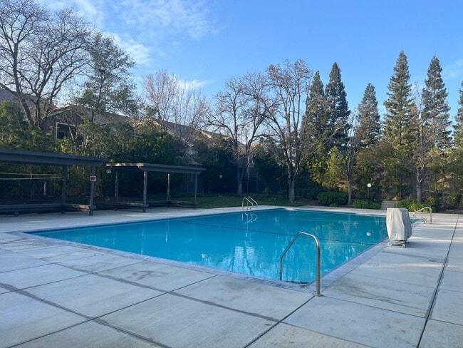 Building Photo - Spacious 4bed 2bath home available now!