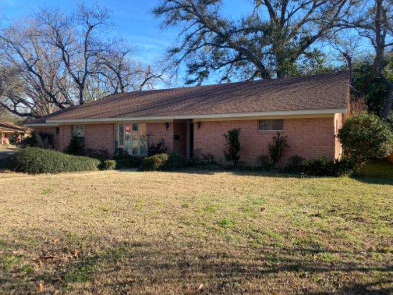 Building Photo - 3404 Silverwood Dr