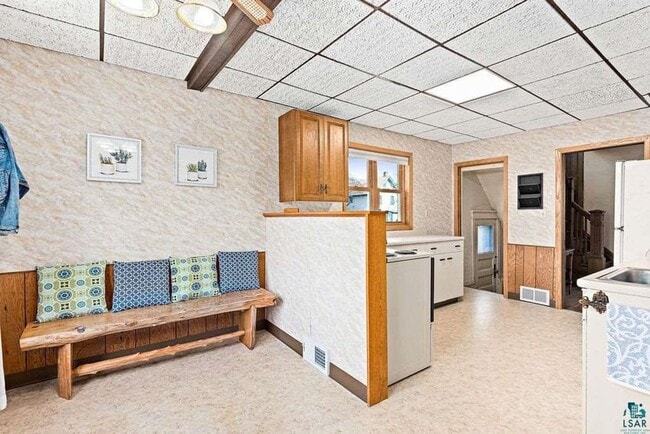 Building Photo - Available For A July/August 1st - 3 Bedroo...