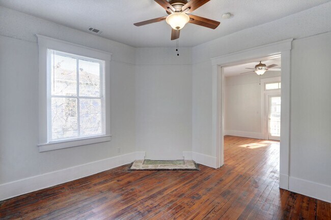 Building Photo - 212 W 39th St