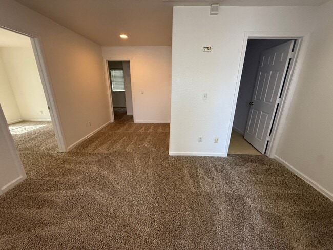 Building Photo - Beautiful Large 4 Bedroom 2.5 Bath Home