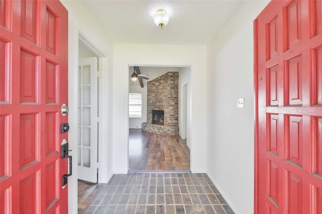 Building Photo - 703 Bayview Dr