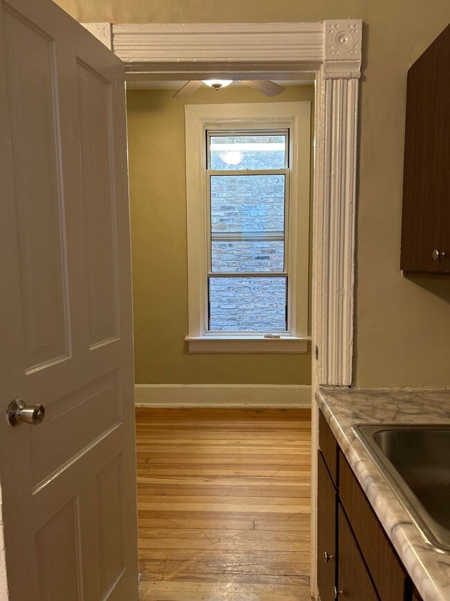 Building Photo - 862 N Hermitage Ave