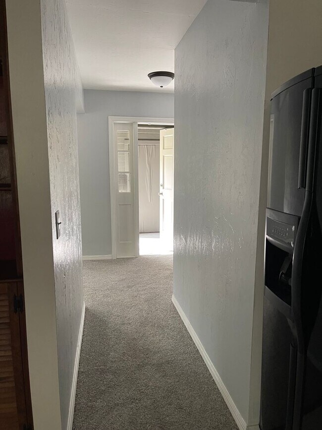 Building Photo - Spacious 2/2 with 2 Car Garage and W/D Hoo...