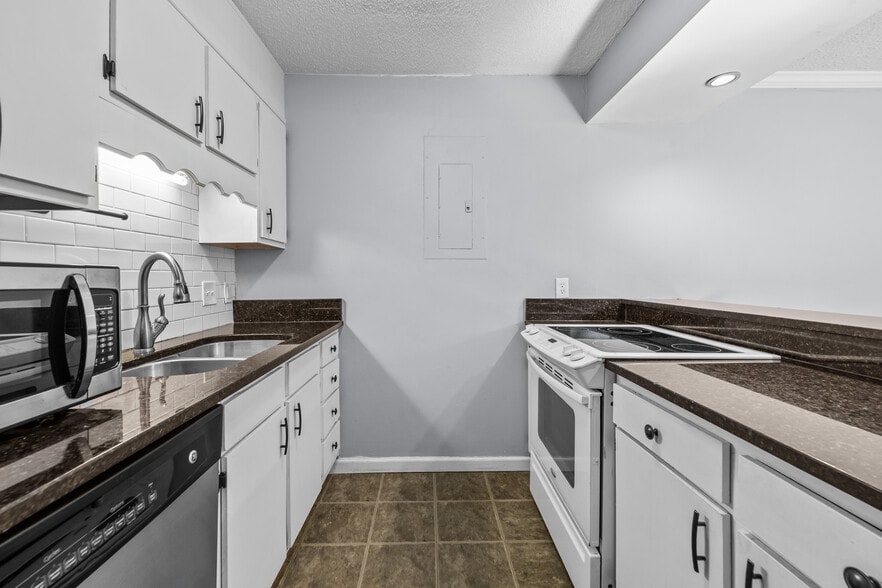 Building Photo - 3350 Altamont S