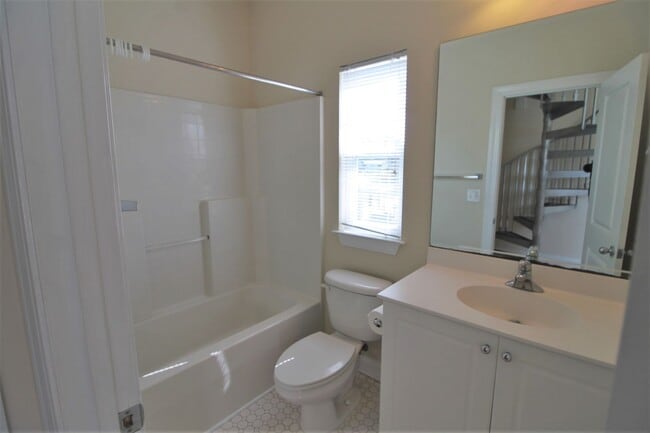 Building Photo - 2BR, 2BA Duplex with Close Water Access fo...