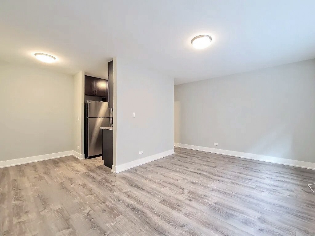 Building Photo - 525 W Surf St