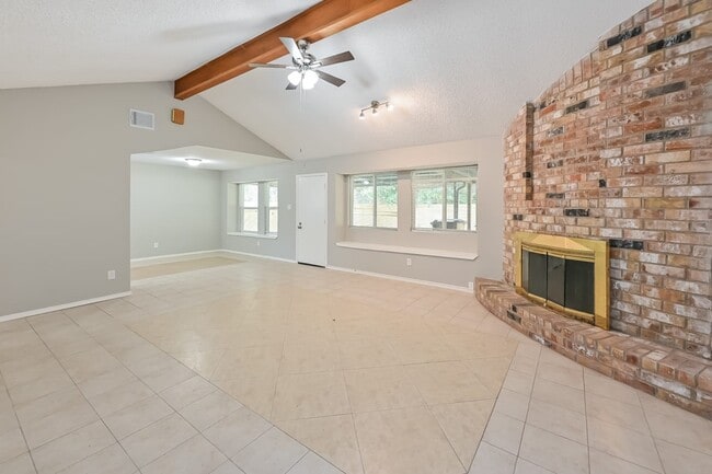 Building Photo - 8703 Saratoga Forest Dr