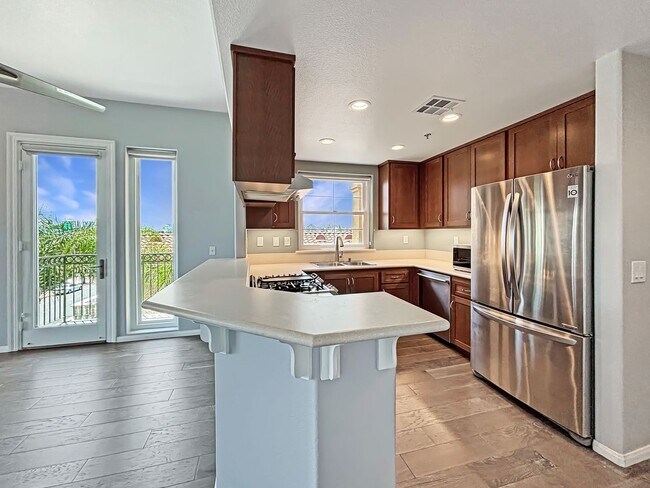 Building Photo - Updated 2B/2BA Condo in Hillcrest W/ Parki...