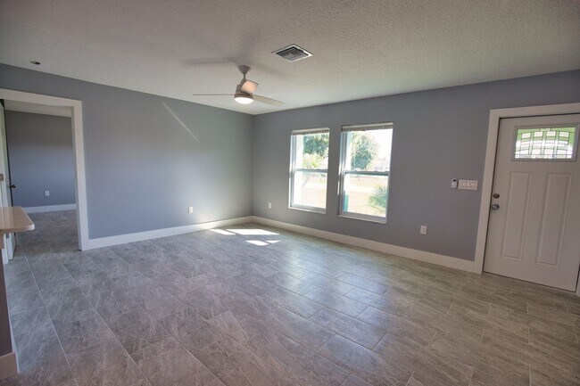 Building Photo - Annual Recently Updated Unfurnished Single Family Home in South Venice!