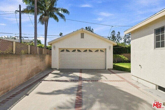 Building Photo - 8845 Glider Ave