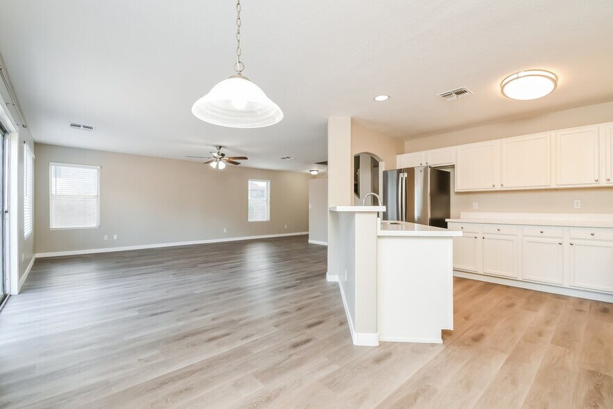 Building Photo - 31543 N Cactus Dr