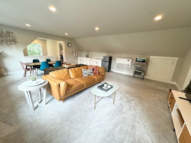 Building Photo - Fully furnished guest house 2 bedroom spaces DADU unit