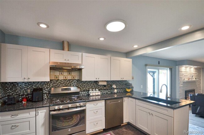 Building Photo - 37653 Longacre Dr