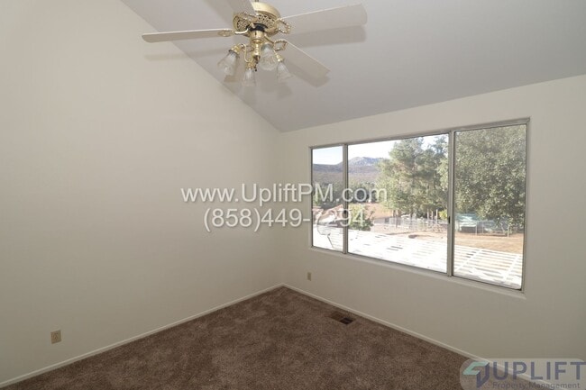 Building Photo - 4 Bedroom 2.5 Bath in San Diego Country Es...