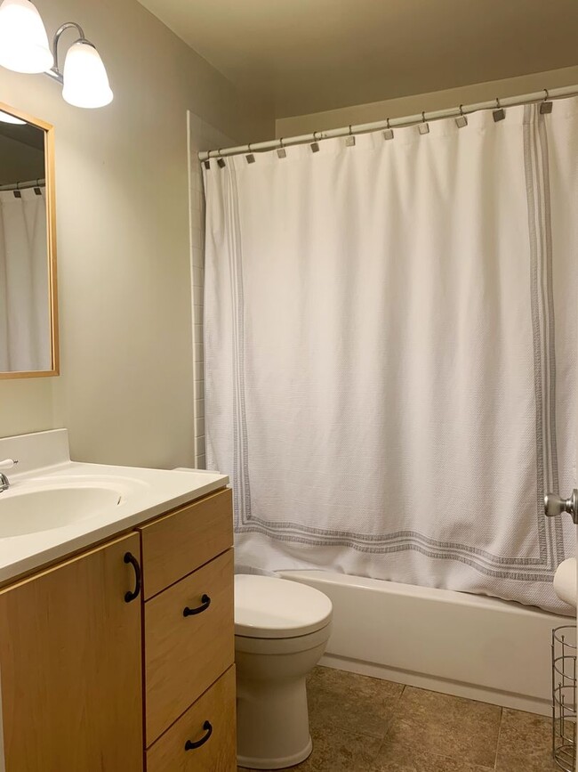 Building Photo - Remodeled and Roomy 2 bed