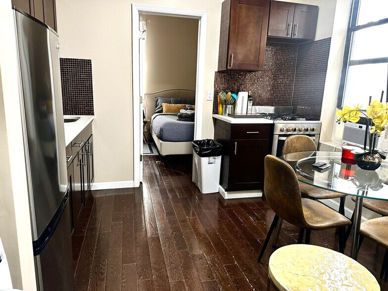 Building Photo - 5 W 101st St