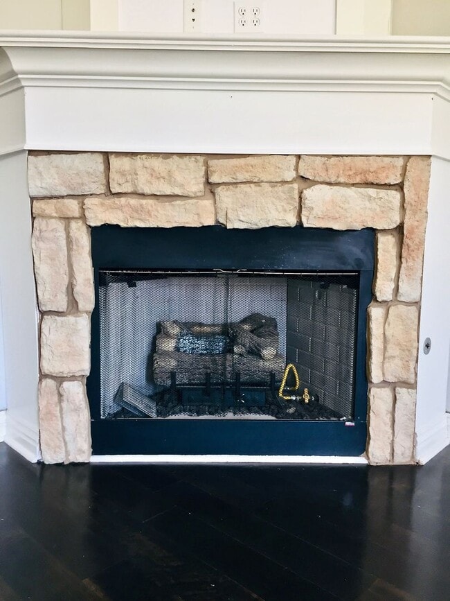 Building Photo - 3 Miles From the UofA!! Beautiful 3 Bedroo...