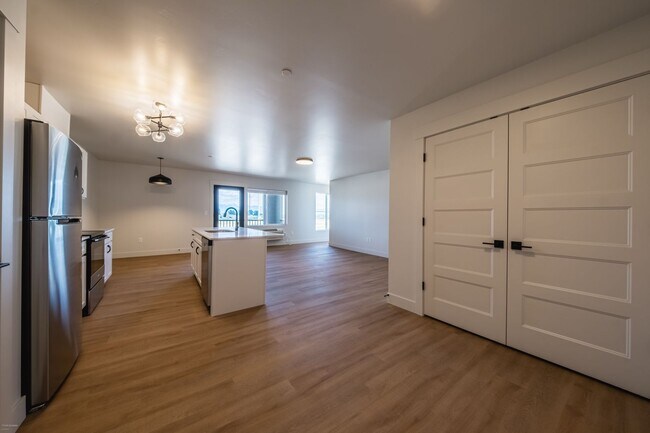 Building Photo - 2 bed 1 bath  Modern Apartment - 1134 sqft