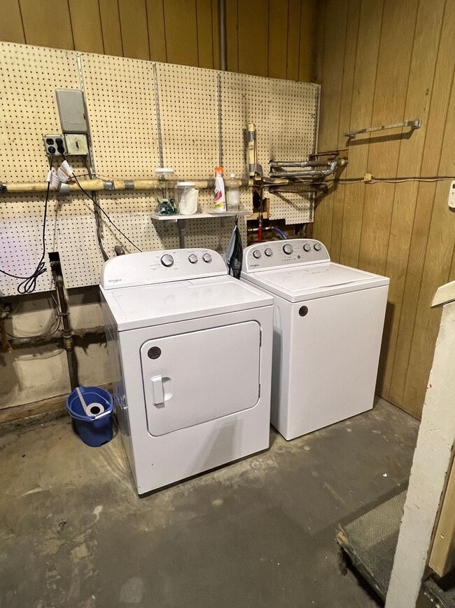 Building Photo - Duplex-Lower Unit in Aurora Subdivision