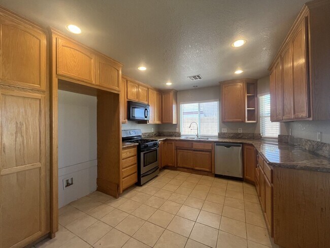 Building Photo - 8654 Poppy Blvd