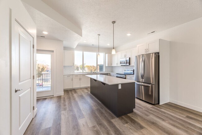 Building Photo - Gorgeous Brand New Townhome!