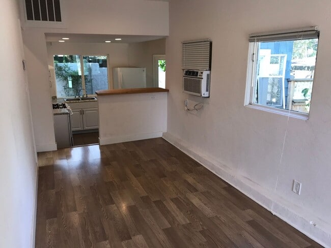 Building Photo - Charming 2-Bed, 1-Bath Apartment with Priv...