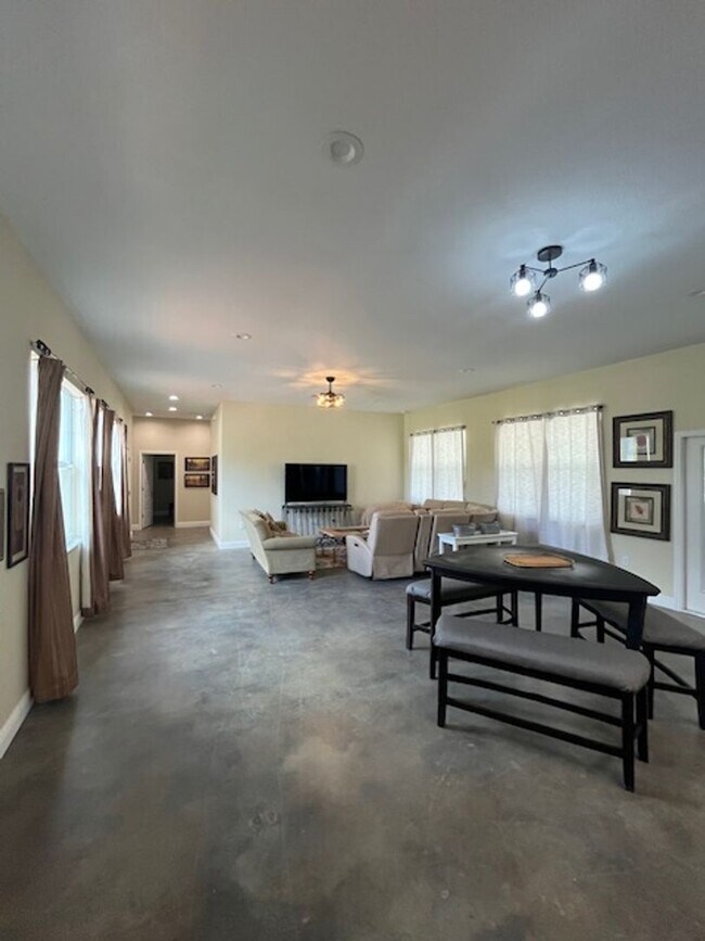 Building Photo - Gorgeous Fully Furnished 4BR/3BA Home – Id...