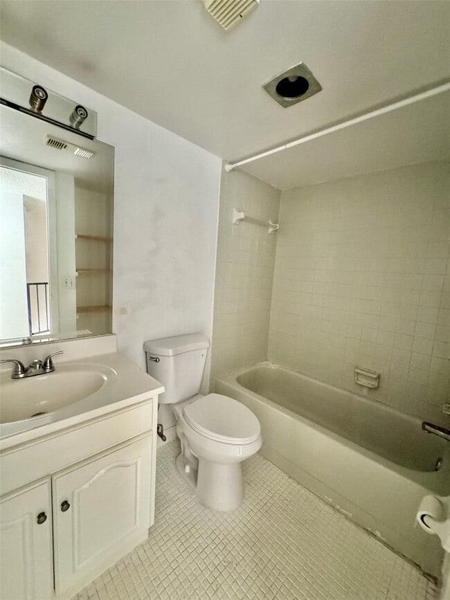 Building Photo - 680 Tennis Club Dr