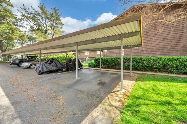 Building Photo - Spacious 4-Bedroom, 2.5-Bath Townhouse Clo...