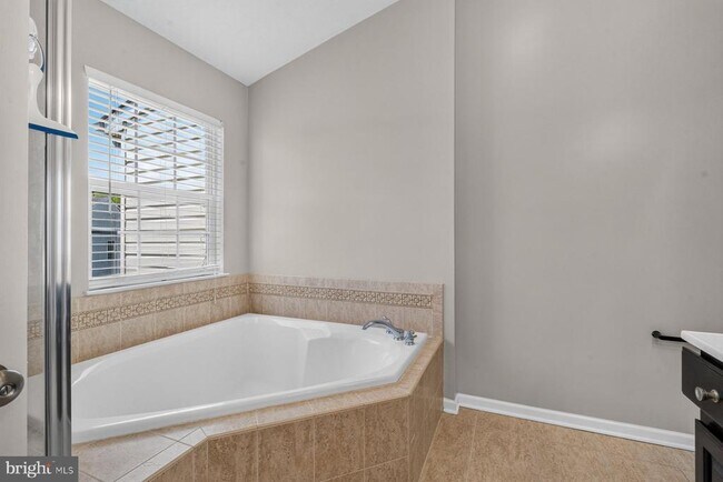 Building Photo - 711 Wineberry Way