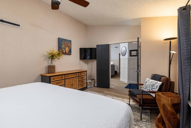 Building Photo - 8467 Willow Creek Dr