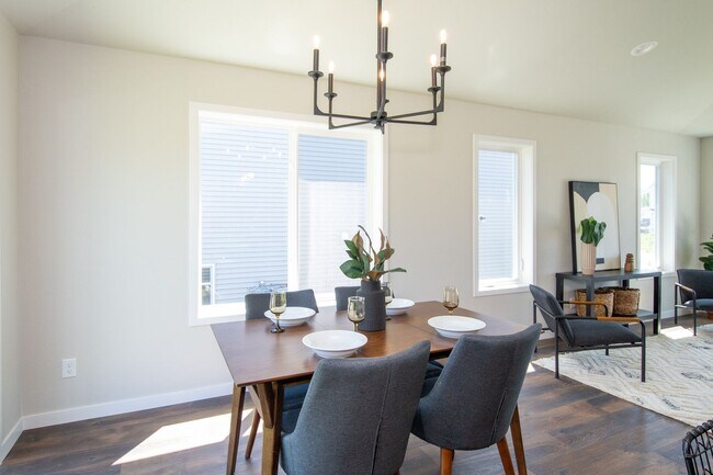 Building Photo - 4 Bed 3 Bath Single Family Home