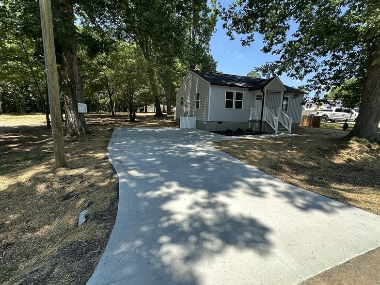 Building Photo - 329 Tate Ave