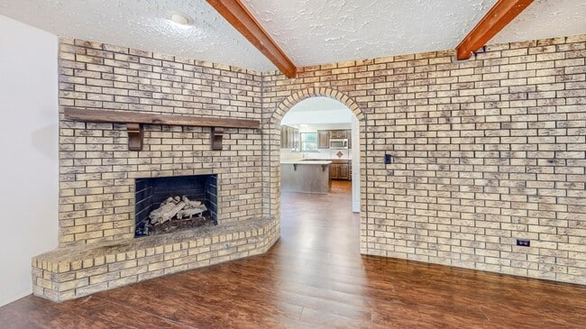 Building Photo - 4004 S Maple Ave
