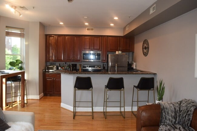 Primary Photo - Spacious 2br/2ba + garage parking (U Stree...