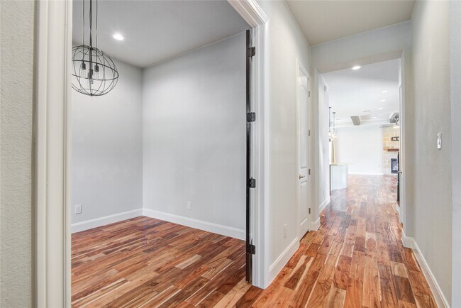 Building Photo - 135 Bella Luce