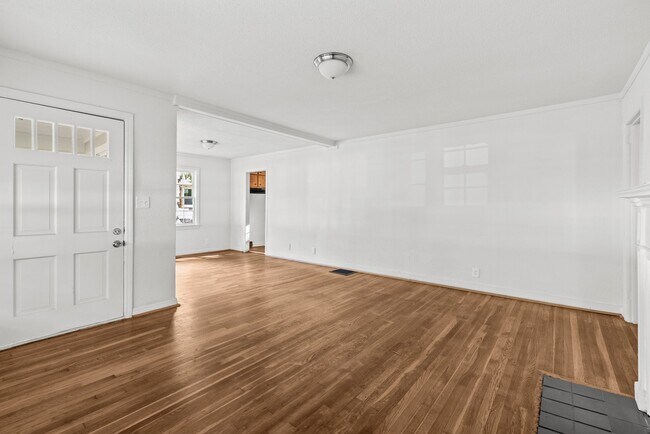 Building Photo - 832 Meadowbrook Dr